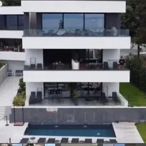 V With Pool And Breakfast Appart hôtel